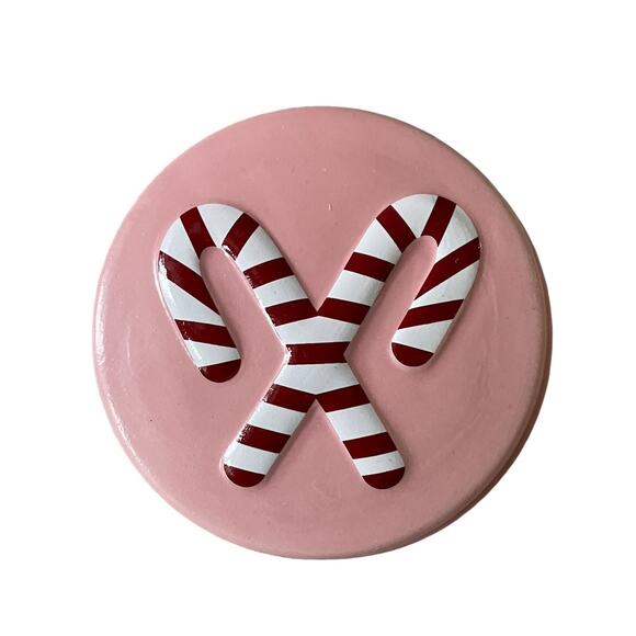 Sand & Fog Crushed Candy Cane Scented Christmas Candle with Holiday Lid 150z New - Picture 2 of 16